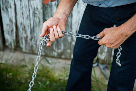 Hans hands holding chain