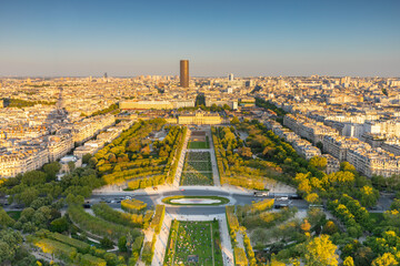 Le Champ-de-Mars  depuis la Tour Eiffel au coucher du soleil