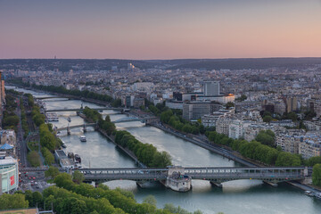 Vue du Pont de Bir-Hakeim qui traverse le fleuve la Seine &agrave; Paris