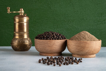 Black pepper grains, ground black pepper with grinder
