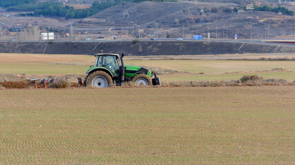TRACTOR REALIZANDO TRABAJOS EN EL CAMPO