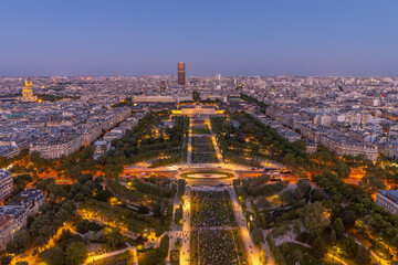 Vue du Champ-de-Mars et de la Tour Montparnasse en arri&egrave;re plan de nuit de la Tour Eiffel