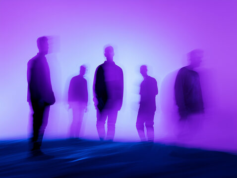 紫のネオンライトに包まれた人物のぼやけたシルエット