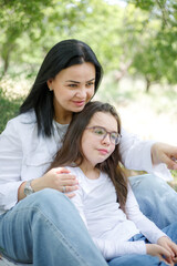 Naklejka premium Mother with daughter enjoying each other's company in nature