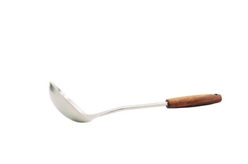 Immagine primo piano di ramaiolo in acciaio inossidabile con manico in legno isolato su sfondo bianco trasparente