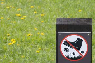 Sign do not step on grass. Sign prohibiting walking on the grass.