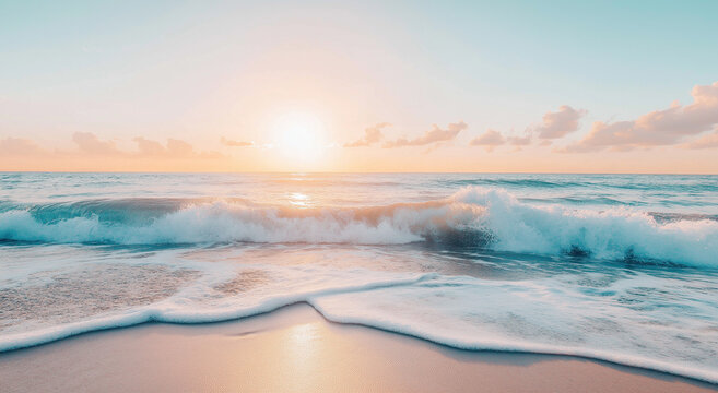 Ondas beijadas pelo sol quebrando na costa, com tons vibrantes do oceano sob um c&eacute;u claro