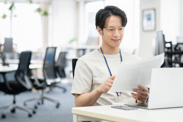 オフィスで仕事する若いビジネスマン