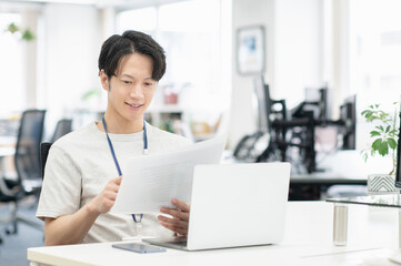 オフィスで仕事する若いビジネスマン
