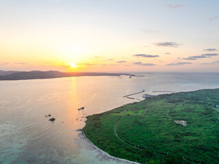 Fototapeta premium 竹富島の日出（沖縄県竹富町）※遠方は石垣島