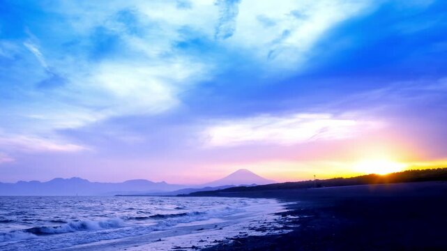 湘南海岸から見た夕陽に染まる富士山の夕景（タイムラプス合成）