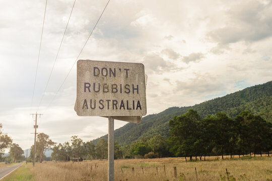 old sign in rural Australia reading Don't Rubbish Australia