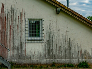 Feuchte und verschmutzte Hauswand