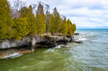 Obraz premium Scenic Water View of Rocky Shore at Cave Point County Park