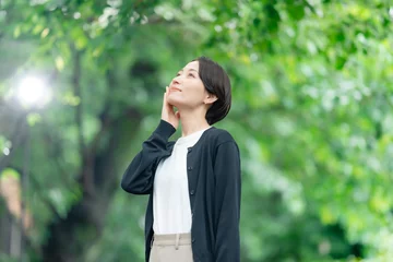Zelfklevend Fotobehang スキンケア　女性　新緑 © naka