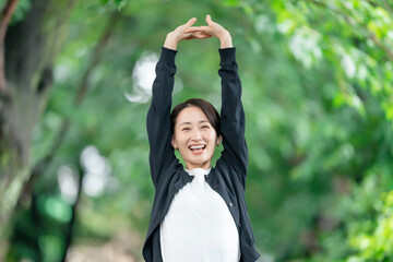 新緑　女性　伸び　深呼吸