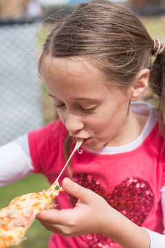 tween girl eating pizza