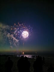 Zinnowitz, Insel Usedom, Deutschland – nächtliches Feuerwerk über der Ostsee mit Blick auf die Seebrücke Zinnowitz und die markante Tauchgondel. Frühling, Feststimmung und Freiheit am Meer.
