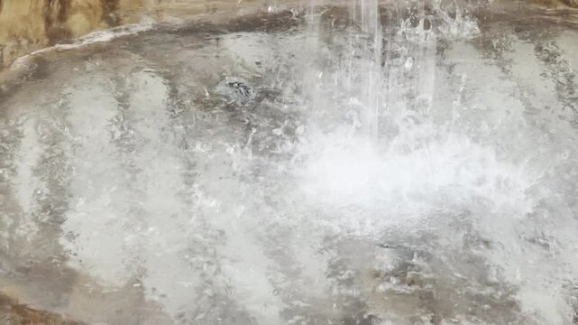 滝のように流れ落ちる水