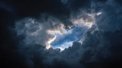 Obraz premium Dramatic Cloudscape: A Glimmer of Light Pierces Through the Darkness