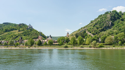 Ansicht von Bacharach vom Rhein aus gesehen