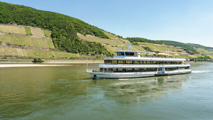 Ausflugsschiff auf dem Rhein in der Nähe von Assmannshausen