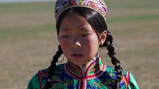 Jeune fille en costume traditionnel debout dans une plaine, portrait culturel et authentique

