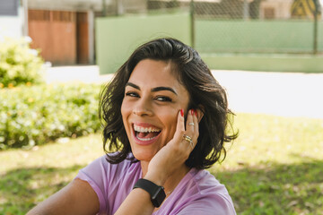 Mulher sorrindo no parque 