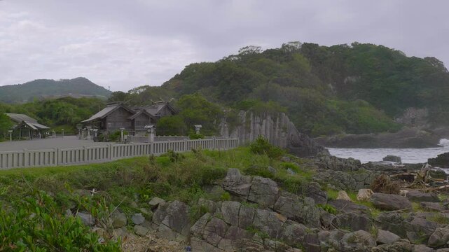 宮﨑 海岸線に鎮座する大御神社の境内風景
