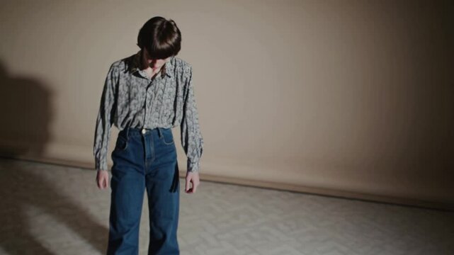 Jeune homme surpris ou choqu&eacute; regardant face cam&eacute;ra, &eacute;clairage dramatique et ambiance tendue

