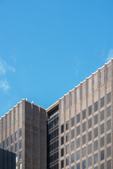 Obraz premium A detailed view of a building facade featuring a repetitive pattern of windows and panels