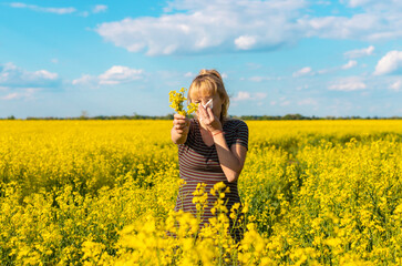Fototapeta premium Yellow field flowers allergy. Selective focus.