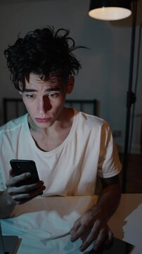 Jeune homme choqu&eacute; en d&eacute;couvrant une information sur son t&eacute;l&eacute;phone, sc&egrave;ne nocturne tendue et expressive

