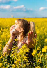 Fototapeta premium Yellow field flowers allergy. Selective focus.