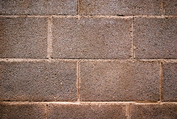 Pared de bloques de hormigón rugoso con textura visible y líneas de mortero. Ideal para fondos, texturas o temas de construcción y diseño arquitectónico.