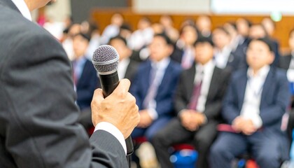 株主総会でプレゼンを行うビジネスマン