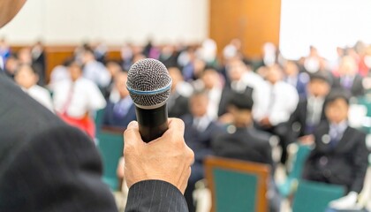 株主総会でプレゼンを行うビジネスマン