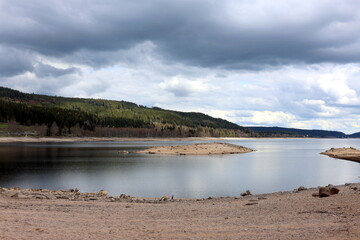 Schluchsee im Schwarzwald in einem trockenen Frühjahr