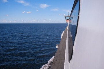 Seitlicher Blick zur Br&uuml;cke eines Schiffs auf dem blauen Meer