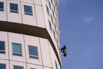 Industrie-Kletterer an Hochhausfassade