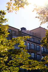 Au&szlig;enansichten von Wohnungen in der Stadt bei Sonnenuntergang