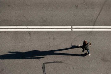 Stra&szlig;e aus Vogelperspektive mit Frau, die Stra&szlig;e &uuml;berquert