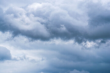 5月の曇り空　濃い雲で空が覆われた 07