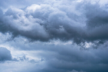 5月の曇り空　濃い雲で空が覆われた 08