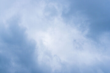 5月の曇り空　濃い雲で空が覆われた 15