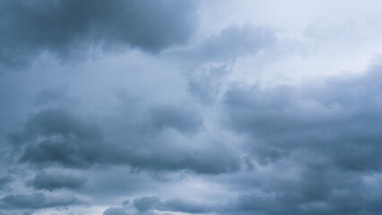 5月の曇り空　濃い雲で空が覆われた 3119