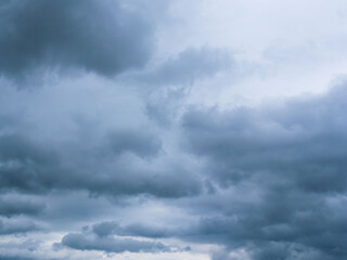 5月の曇り空　濃い雲で空が覆われた 20