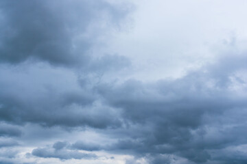 5月の曇り空　濃い雲で空が覆われた 22