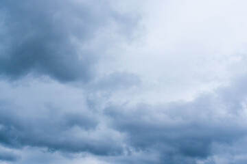5月の曇り空　濃い雲で空が覆われた 21