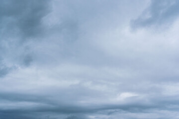 5月の曇り空　濃い雲で空が覆われた 26